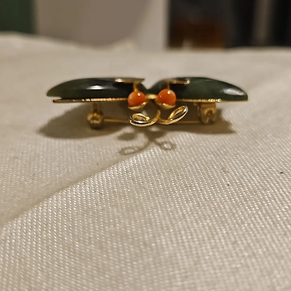 Vintage Jade And Coral Butterfly Pendant with Gold-Tone Metal 60's or 70's Craft - Picture 3 of 4